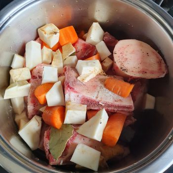 Knochenbrühe mit Gemüse